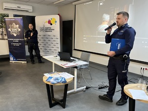 Policjanci podczas prelekcji z seniorami.