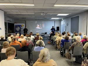 Policjanci podczas prelekcji z seniorami.