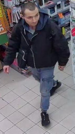 Rysopis sprawcy: mężczyzna w wieku 25-35 lat, w dniu zdarzenia ubrany był w niebieskie spodnie, czarną kurtkę, niebieską bluzę z kapturem, czarne sznurowane buty, przy sobie miał czarny plecak