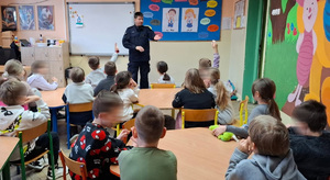 Policjant na spotkaniu z dziećmi.