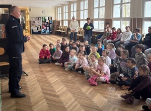 Policjant na spotkaniu z dziećmi.