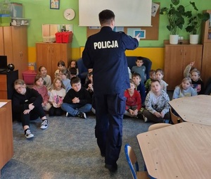 Policjant na spotkaniu z dziećmi.