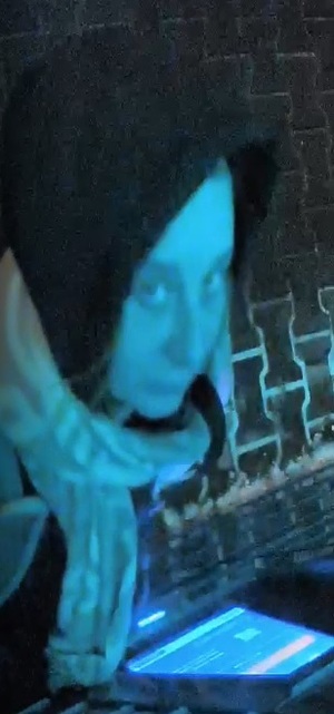 Rysopis: kobieta w wieku około 25-30 lat, średniej budowy ciała, wzrost około 170 cm, ciemne włosy, w dniu zdarzenia ubrana była w czarną kurtkę z kapturem, jasny szalik, czarne rękawiczki, ciemne spodnie, jasne buty za kostkę, przy sobie miała czarną torebkę przełożoną przez ramię oraz jasny plecak