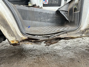 Uszkodzone nadproże w pojeździe.