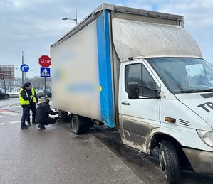 Policjanci kontrolują pojazd dostawczy.