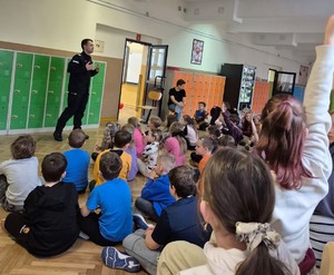 Policjant z dziećmi w trakcie zajęć.