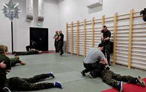 Żołnierze z 9 Łódzkiej Brygady Obrony Terytorialnej i funkcjonariusze Straży Ochrony Kolei ćwiczą pod okiem policyjnych instruktorów.