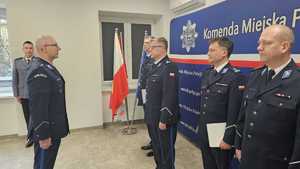 Dowódca uroczystości składa Komendantowi Miejskiemu Policji w Łodzi mł. insp. Mariuszowi Ślimińskiemu meldunek o zakończeniu uroczystej zbiórki.