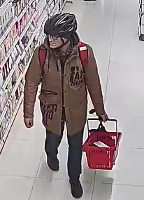 Rysopis sprawcy: mężczyzna w wieku około 35-40 lat, ciemne krótkie włosy, w dniu zdarzenia ubrany był w długą brązową kurtkę sięgającą przed kolano z czarnymi napisami, długie spodnie typu jeans koloru ciemnoniebieskiego, brązowe buty, na głowie miał czarny kask rowerowy, a dodatkowo przy sobie miał czerwono-czarny plecak i czarną torebkę materiałową z białymi napisami