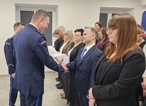 Nadkom. Michał Matysiak - pełniący obowiązki I Zastępcy Komendanta Miejskiego Policji w Łodzi wręcza listy gratulacyjne.