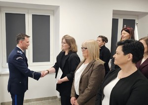 Mł. insp. Jarosław Janus - pełniący obowiązki Zastępcy Komendanta Miejskiego Policji w Łodzi gratuluje pracownikom policji.