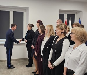 Mł. insp. Jarosław Janus - pełniący obowiązki Zastępcy Komendanta Miejskiego Policji w Łodzi gratuluje pracownikom policji.