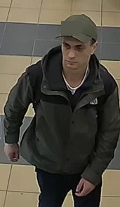 Mężczyzna ubrany był w oliwkową kurtkę.