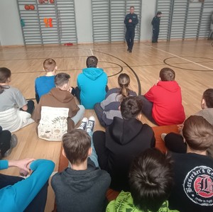 Policjanci z młodzieżą w trakcie spotkania.