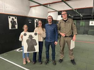 Zdjęcie grupowe z instruktorem strzelań policyjnych.