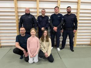 Zdjęcie grupowe z funkcjonariuszami.