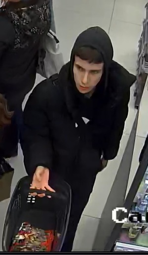 mężczyzna w wieku 20-30 lat, w dniu zdarzenia ubrany był w spodnie koloru czarnego, czarną kurtkę, czarną bluzę z kapturem oraz czerwone buty.