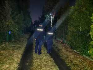 Policjanci kontrolują ogródki działkowe.