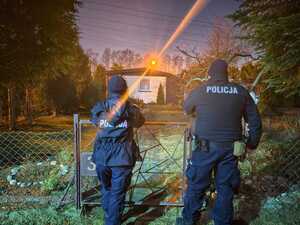 Policjanci kontrolują ogródki działkowe.