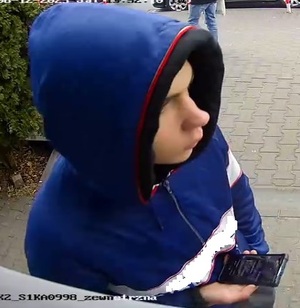 Rysopis mężczyzny: w wieku około 20 lat, ubrany w granatową bluzę i szare spodnie, wypukłe usta, zadarty nos, brak zarostu