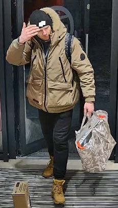 rysopis sprawcy: mężczyzna w wieku około 30-35 lat, ubrany w kurtkę w kapturem w kolorze brązowym, czarne spodnie dresowe, czarną zimową czapkę.