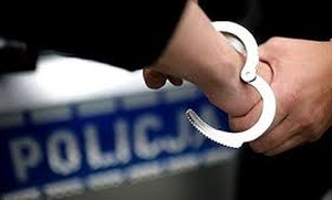 Zdjęcie poglądowe- kajdanki zakładane na ręce zatrzymanemu.