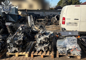 Części samochodowe na podwórku.