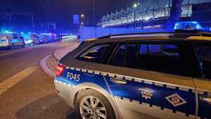 Radiowóz ruchu drogowego przed stadionem.