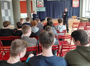 Policjant i policjantka rozmawiają z młodzieżą.