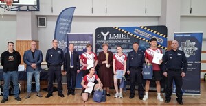 Wspólne zdjęcie zwycięzców, sponsorów nagród, policjantów z Wydziału Prewencji Komendy Miejskiej Policji z p.o. Zastępcy Komendanta Miejskiego Policji w Łodzi mł. insp. Jarosławem Janusem.
