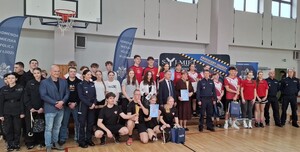 Wspólne zdjęcie uczestników turnieju z p.o. Zastępcy Komendanta Miejskiego Policji w Łodzi mł. insp. Jarosławem Janusem.