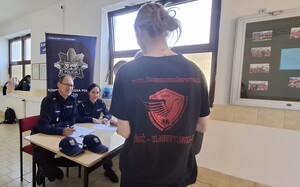 Młodzież zapisuje się na turniej.