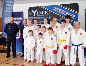 Wspólne zdjęcie zawodników Łódzkiego Klubu Karate Shotokan z komisarzem Kamilem Olczykiem - naczelnikiem Wydziału Prewencji Komendy Miejskiej Policji w Łodzi.