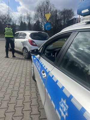 Policjant Wydziału Ruchu Drogowego Komendy Miejskiej Policji w Łodzi w trakcie kontroli drogowej.