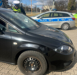 Policjant Wydziału Ruchu Drogowego Komendy Miejskiej Policji w Łodzi w trakcie kontroli drogowej.