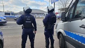 Policyjne zabezpieczenie meczu, policjanci.