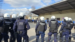 Policyjne zabezpieczenie meczu , policjanci.