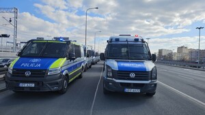 Policyjne zabezpieczenie meczu , radiowozy.