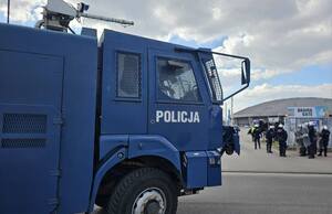 Policyjne zabezpieczenie meczu .