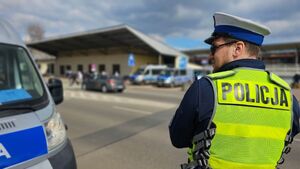 Policyjne zabezpieczenie meczu, policjant.