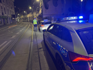 Policjant Wydziału Ruchu Drogowego Komendy Miejskiej Policji w Łodzi podczas kontroli pojazdu.