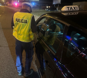 Policjant Wydziału Ruchu Drogowego Komendy Miejskiej Policji w Łodzi podczas kontroli pojazdu.