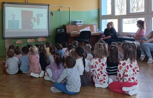 Policjantka z dziećmi w trakcie zajęć.