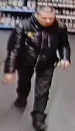 mężczyzna w wieku około 45 lat, wzrost około 180 centymetrów, szczupła budowa ciała, bardzo krótkie włosy koloru ciemnego, ubrany w czarną kurtkę, czarną bluzę oraz czarne obuwie