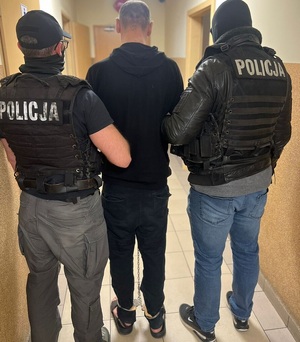 Zatrzymany prowadzony przez łódzkich policjantów.