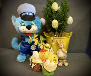 Zdjęcie poglądowe - maskotka łódzkiej komendy Kot Prewencjiusz w otoczeniu świątecznych dekoracji.