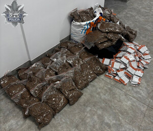 Zabezpieczone przez policjantów tytoń i papierosy bez polskich znaków akcyzy.