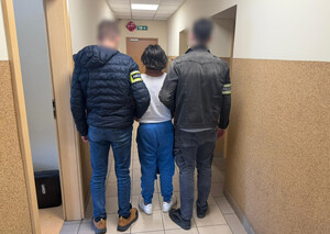 Policjanci z zatrzymaną osobą.