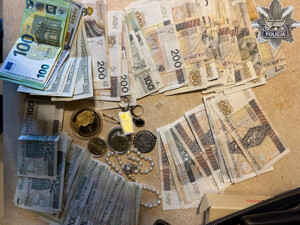 Zabezpieczone przez policjantów pieniądze i kosztowności.
