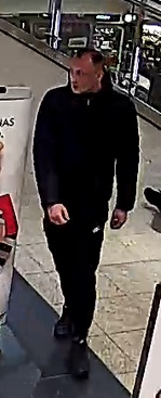 Rysopis sprawców:

Mężczyzna 1: w wieku 30-40 lat, w dniu zdarzenia ubrany był w czarne spodnie, czarną kurtkę oraz czarne buty

Mężczyzna 2: w wieku 30-40 lat, w dniu zdarzenia ubrany był w ciemnozieloną kurtkę, szare spodnie, czarne buty